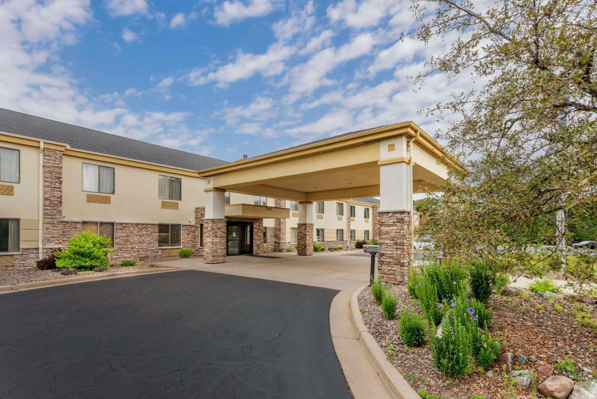 Comfort Inn & Suites Black River Falls I-94 Экстерьер фото