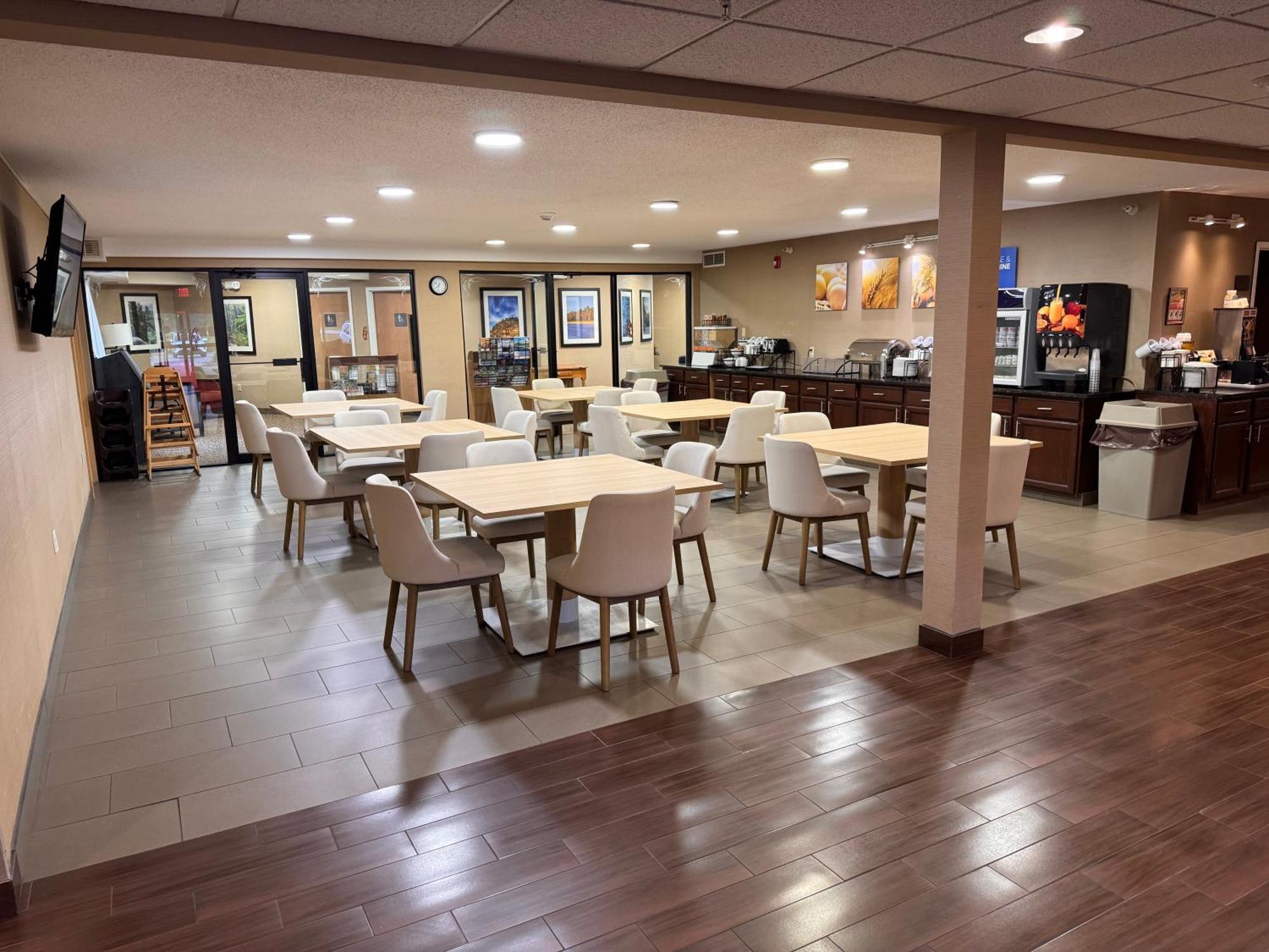 Comfort Inn & Suites Black River Falls I-94 Экстерьер фото